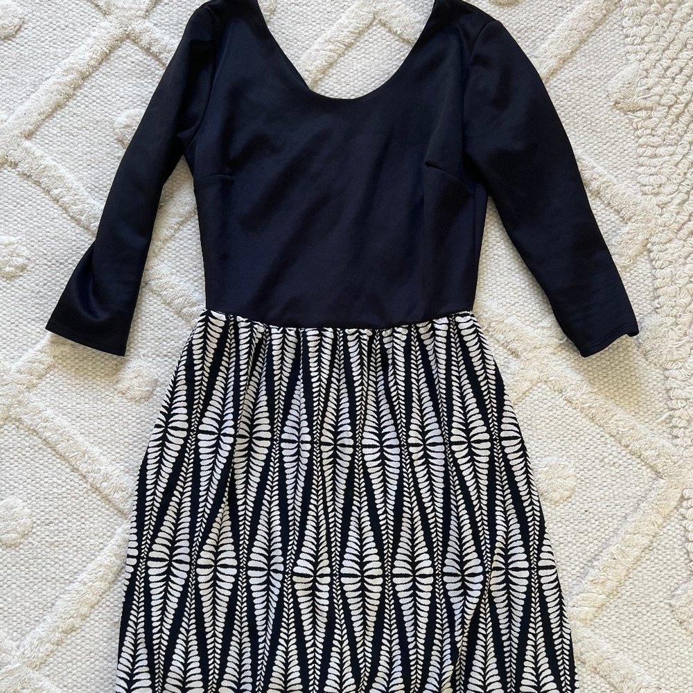 Small Nordstrom long sleeve black and white pattern dress